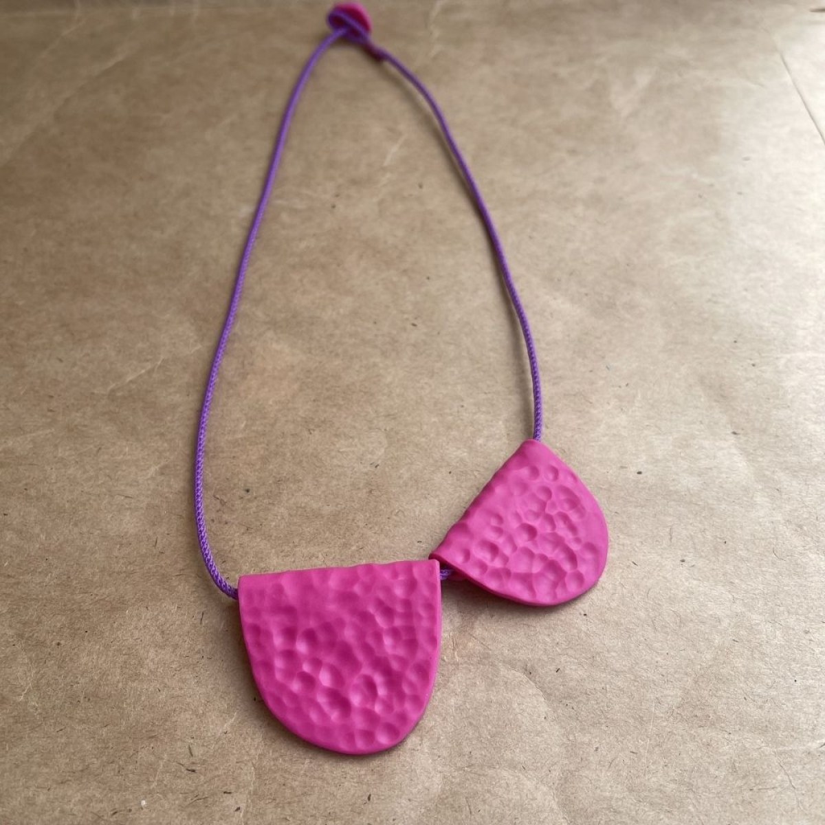 AMANI NECKLACE FUCHSIA